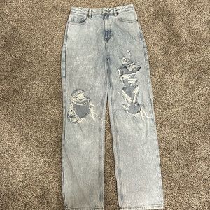Light wash ripped 90’s boyfriend jeans